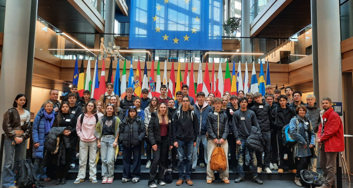 eine deutsch französische Schülergruppe im Europa-Parlament