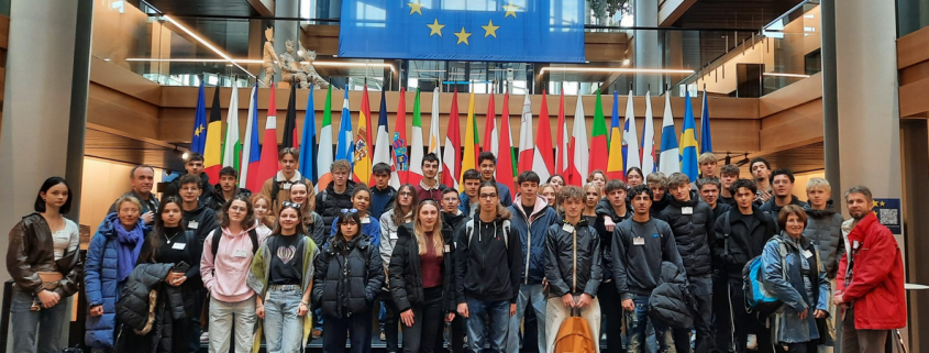 eine deutsch französische Schülergruppe im Europa-Parlament