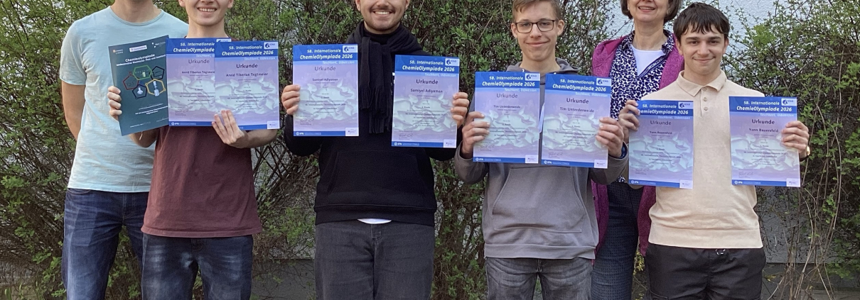 Auf dem Bild sind die Teilnehmer der Chemieolympiade mit Urkunden zu sehen. Außerdem Frau Vogel, die Schulleiterin, sowie Herr Eggersglüß.