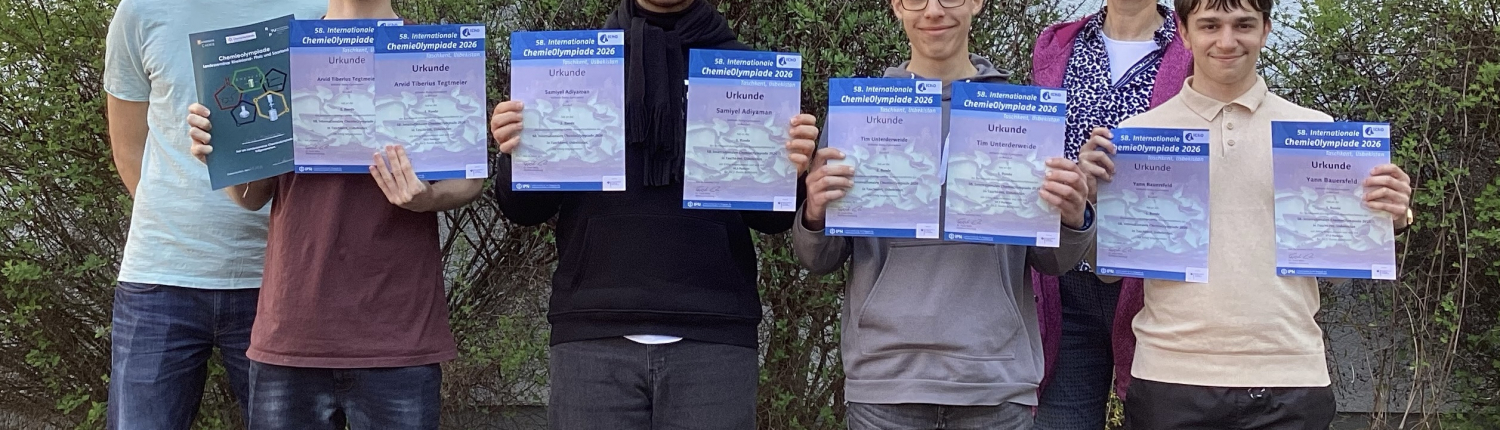Auf dem Bild sind die Teilnehmer der Chemieolympiade mit Urkunden zu sehen. Außerdem Frau Vogel, die Schulleiterin, sowie Herr Eggersglüß.