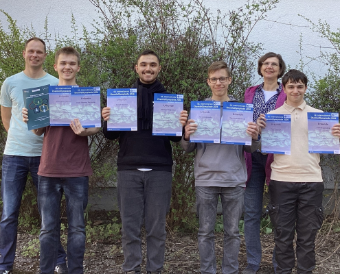 Auf dem Bild sind die Teilnehmer der Chemieolympiade mit Urkunden zu sehen. Außerdem Frau Vogel, die Schulleiterin, sowie Herr Eggersglüß.