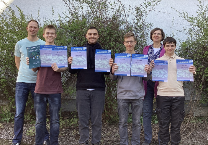 Bild Auf dem Bild sind die Teilnehmer der Chemieolympiade mit Urkunden zu sehen. Außerdem Frau Vogel, die Schulleiterin, sowie Herr Eggersglüß.