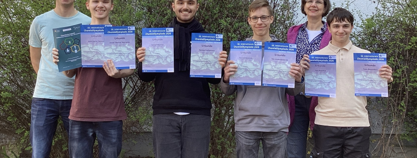 Auf dem Bild sind die Teilnehmer der Chemieolympiade mit Urkunden zu sehen. Außerdem Frau Vogel, die Schulleiterin, sowie Herr Eggersglüß.
