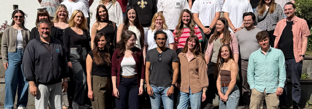 Eine Gruppe von ca 30 Menschen, um die 28-29 jahre alt.