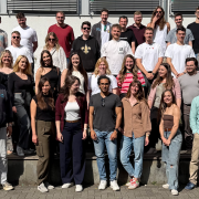 Eine Gruppe von ca 30 Menschen, um die 28-29 jahre alt.