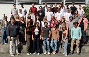 Eine Gruppe von ca 30 Menschen, um die 28-29 jahre alt.