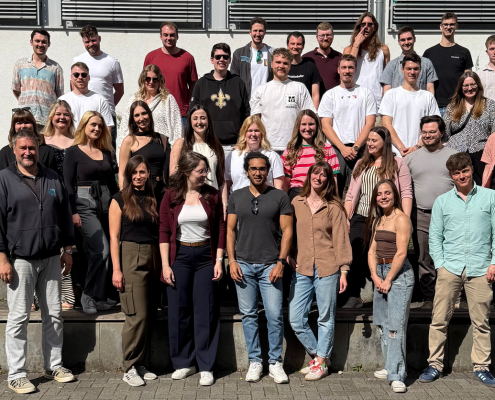 Eine Gruppe von ca 30 Menschen, um die 28-29 jahre alt.