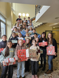 Gruppenbild zu Weihnachten im Schuhkarton
