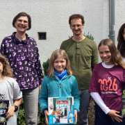3 Schülerinnen, die Schulleiter und zwei Mathe-Kolleginnen freuen sich über die Buchpreise des Wettbewerbs.