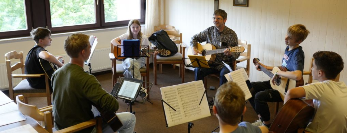01-Gitarrenensemble Vielsaitig