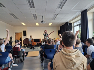 Musiker auf der Bühne im Gespräch mit dem Publikum