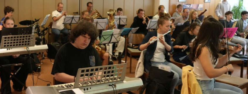 ein Schulorchester bei der Tutti-Probe